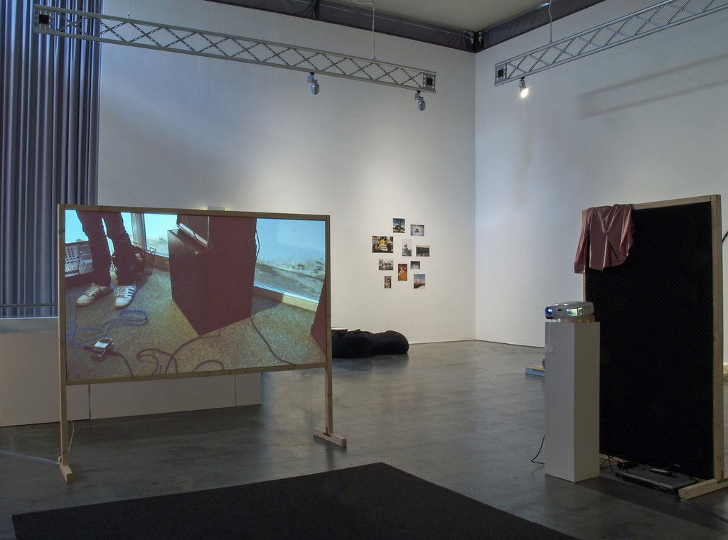 Das Foto zeigt das Obergeschoss des Edith-Russ-Hauses mit der Ausstellungsansicht Just Play Musik als soziale Praxis. Foto Franz J Wamhof © Edith-Russ-Haus