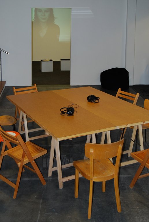Das Foto zeigt das Untergeschoss des Edith-Russ-Hauses mit der Ausstellungsansicht Just Play Musik als soziale Praxis. Foto © Edith-Russ-Haus