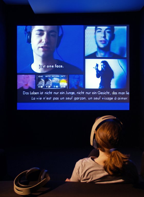Das Foto zeigt das Untergeschoss des Edith-Russ-Hauses mit dem Kunstwerk von Benny Nemerofsky Ramsay: Je Changerais d'avis. Foto Franz J Wamhof © Edith-Russ-Haus