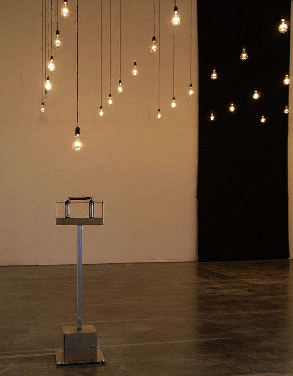 Das Foto zeigt das Obergeschoss des Edith-Russ-Hauses mit dem Kunstwerk von Rafael Lozano-Hemmer: Pulse Room. Foto Franz J Wamhof © Edith-Russ-Haus
