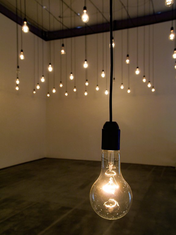 Das Foto zeigt das Obergeschoss des Edith-Russ-Hauses mit dem Kunstwerk von Rafael Lozano-Hemmer: Pulse Room. Foto Franz J Wamhof © Edith-Russ-Haus