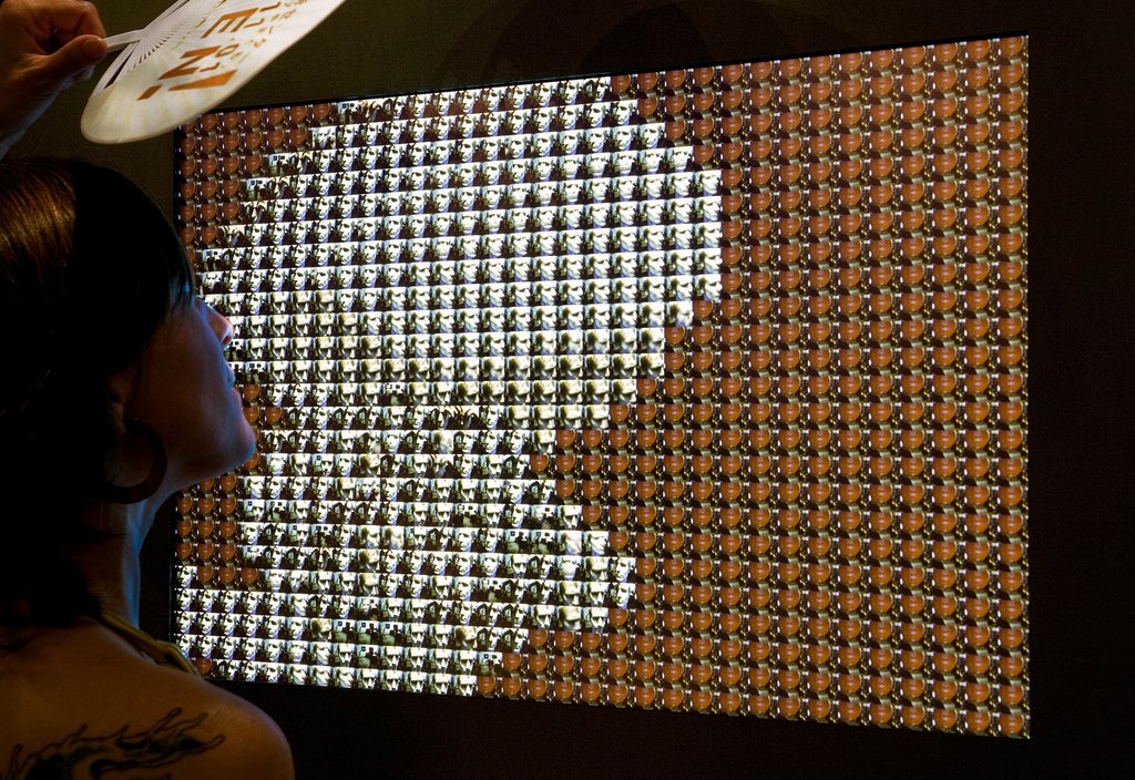 Das Foto zeigt das Untergeschoss des Edith-Russ-Hauses mit dem Kunstwerk von Rafael Lozano-Hemmer: Close-up. Foto Franz J Wamhof © Edith-Russ-Haus