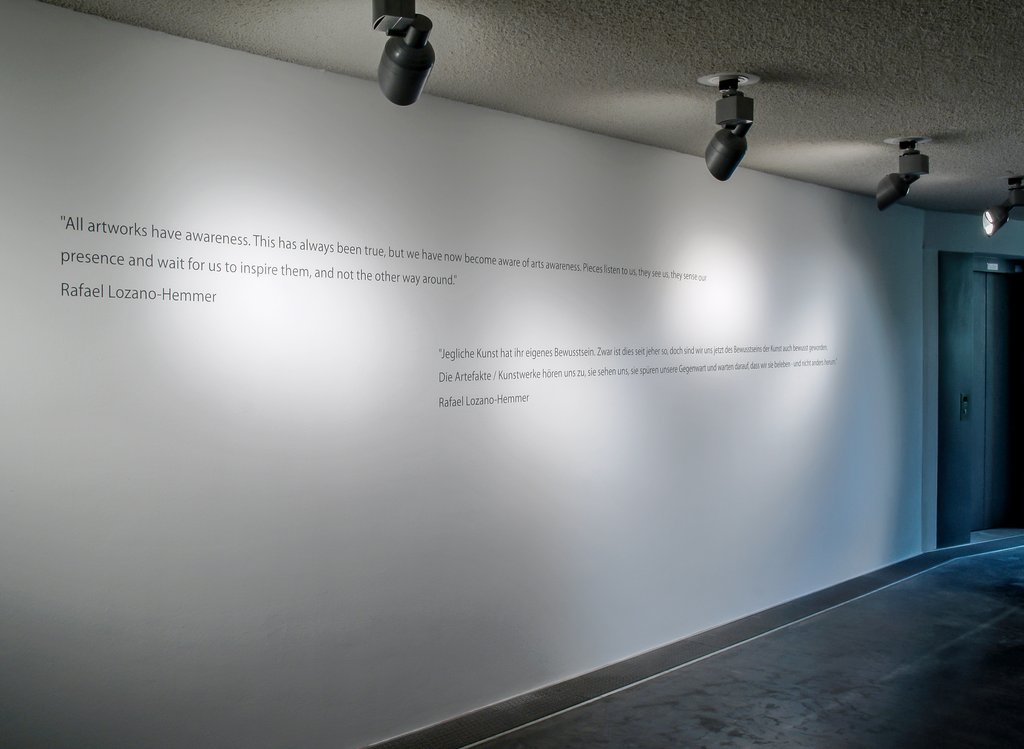 Das Foto zeigt das Untergeschoss des Edith-Russ-Hauses mit der Ausstellungsansicht Rafael Lozano-Hemmer:RECORDERS. Foto Franz J Wamhof © Edith-Russ-Haus