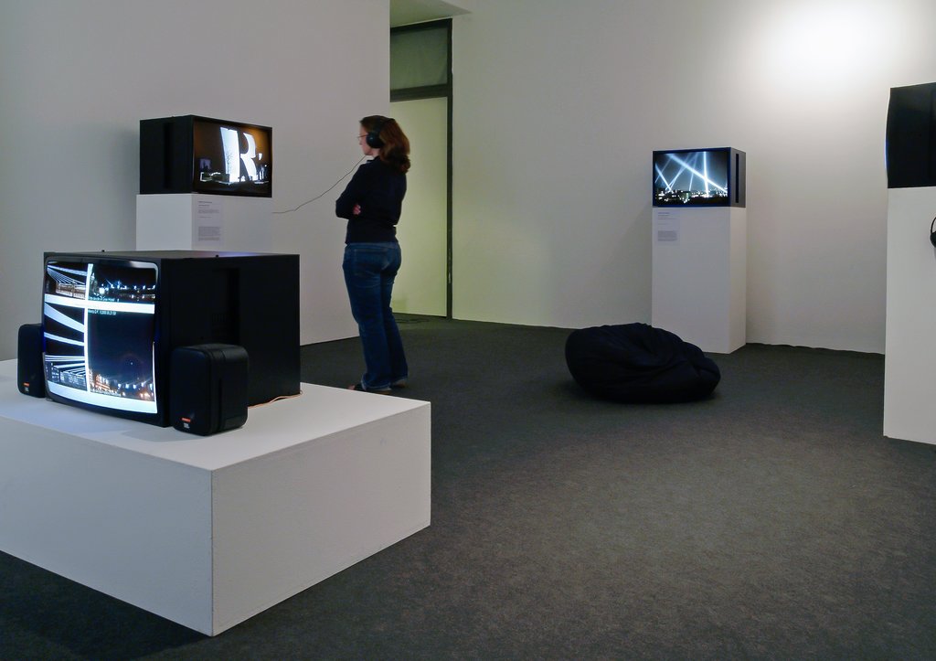 Das Foto zeigt das Untergeschoss des Edith-Russ-Hauses mit der Ausstellungsansicht Rafael Lozano-Hemmer:RECORDERS. Foto Franz J Wamhof © Edith-Russ-Haus