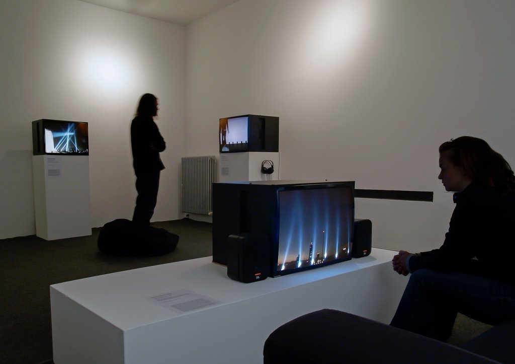 Das Foto zeigt das Untergeschoss des Edith-Russ-Hauses mit der Ausstellungsansicht Rafael Lozano-Hemmer:RECORDERS. Foto Franz J Wamhof © Edith-Russ-Haus