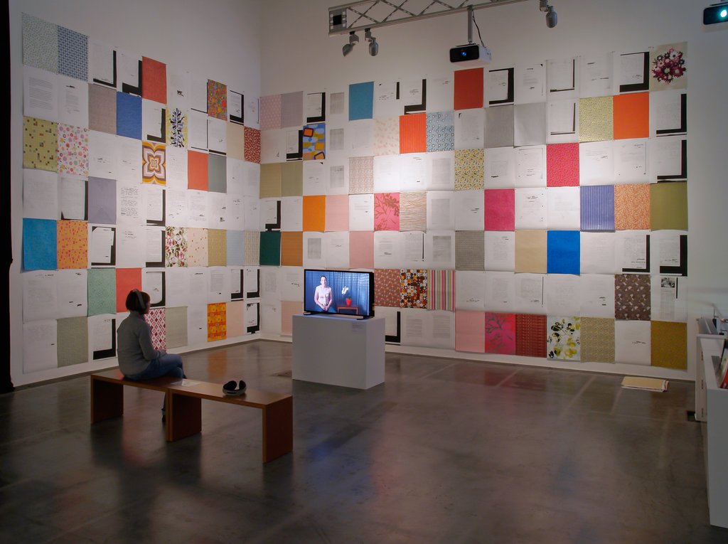 Das Foto zeigt das Obergeschoss des Edith-Russ-Hauses mit dem Kunstwerk von Andrea Bowers: Letters to an Army of Three + Letters to the Army of Three Displayed. Foto Franz J Wamhof © Edith-Russ-Haus