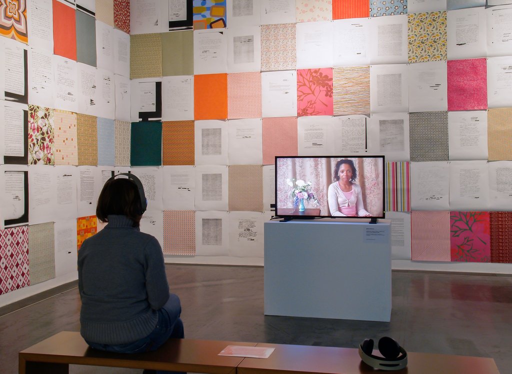 Das Foto zeigt das Obergeschoss des Edith-Russ-Hauses mit dem Kunstwerk von Andrea Bowers: Letters to an Army of Three + Letters to the Army of Three Displayed. Foto Franz J Wamhof © Edith-Russ-Haus