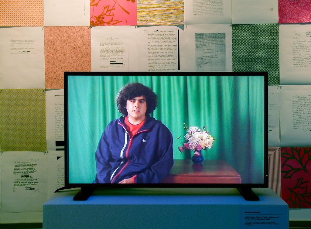 Das Foto zeigt das Obergeschoss des Edith-Russ-Hauses mit dem Kunstwerk von Andrea Bowers: Letters to an Army of Three + Letters to the Army of Three Displayed. Foto Franz J Wamhof © Edith-Russ-Haus