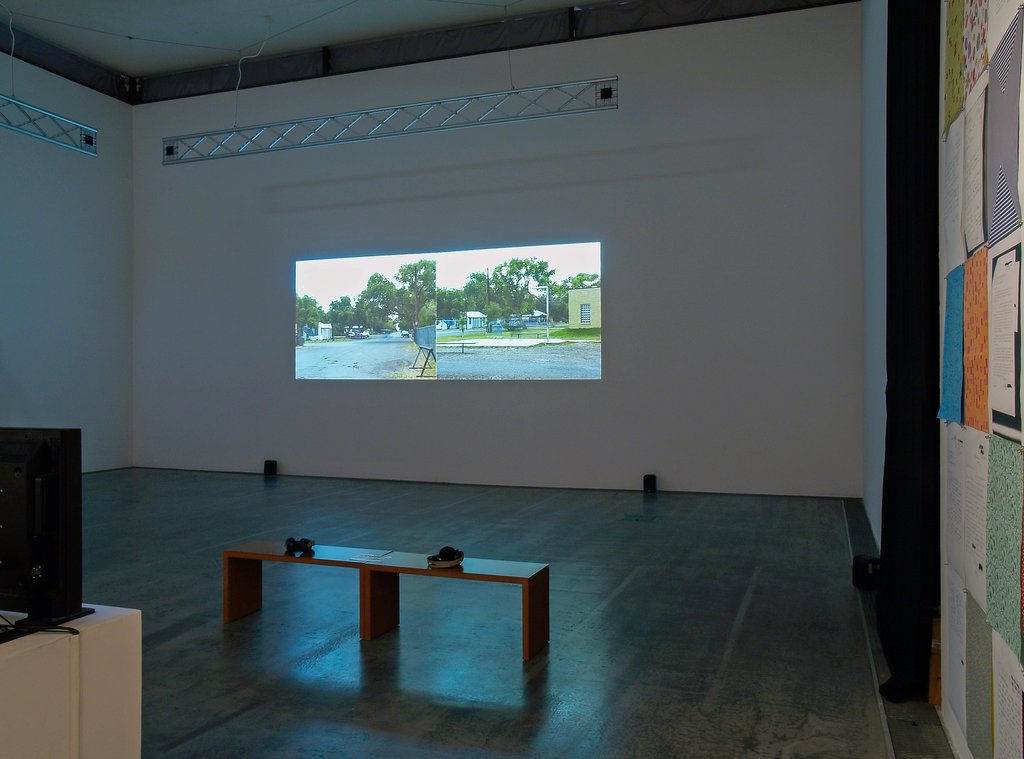 Das Foto zeigt das Obergeschoss des Edith-Russ-Hauses mit der Ausstellungsansicht nach/sichten. Foto Franz J Wamhof © Edith-Russ-Haus