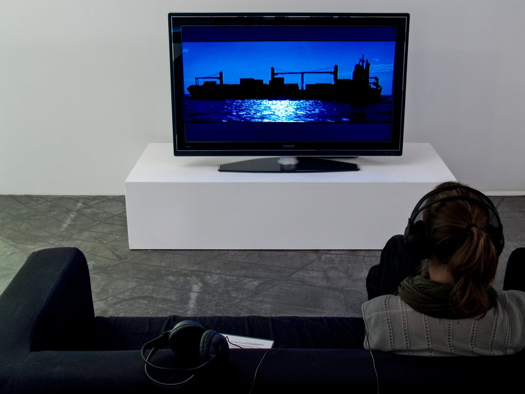 Das Foto zeigt das Untergeschoss des Edith-Russ-Hauses mit dem Kunstwerk von Stan Douglas: Journey Into Fear. Foto Franz J Wamhof © Edith-Russ-Haus
