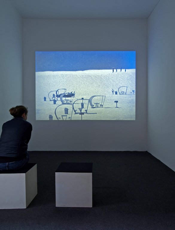 Das Foto zeigt das Untergeschoss des Edith-Russ-Hauses mit dem Kunstwerk von Dominique Gonzales-Foerster: Atomic Park. Foto Franz J Wamhof © Edith-Russ-Haus