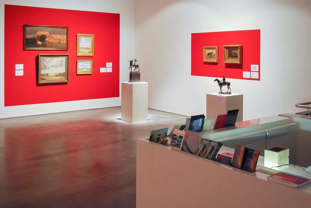 Das Foto zeigt das Obergeschoss des Edith-Russ-Hauses mit der Ausstellungsansicht Cornelia Sollfrank: Originale und andere Fälschungen. Foto Christoph Irrgang © Edith-Russ-Haus