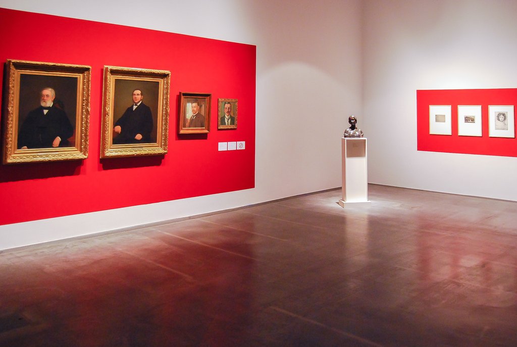 Das Foto zeigt das Obergeschoss des Edith-Russ-Hauses mit der Ausstellungsansicht Cornelia Sollfrank: Originale und andere Fälschungen. Foto Christoph Irrgang © Edith-Russ-Haus