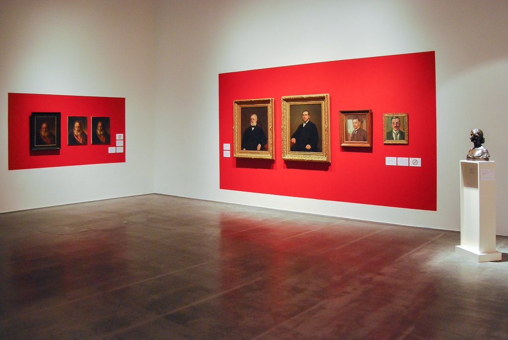 Das Foto zeigt das Obergeschoss des Edith-Russ-Hauses mit der Ausstellungsansicht Cornelia Sollfrank: Originale und andere Fälschungen. Foto Christoph Irrgang © Edith-Russ-Haus