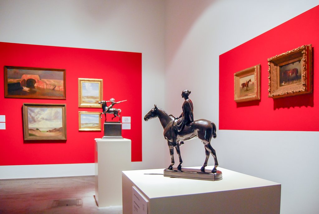 Das Foto zeigt das Obergeschoss des Edith-Russ-Hauses mit der Ausstellungsansicht Cornelia Sollfrank: Originale und andere Fälschungen. Foto Christoph Irrgang © Edith-Russ-Haus
