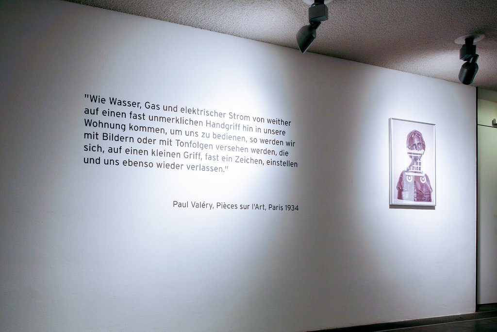 Das Foto zeigt das Untergeschoss des Edith-Russ-Hauses mit der Ausstellungsansicht Cornelia Sollfrank: Originale und andere Fälschungen. Foto Christoph Irrgang © Edith-Russ-Haus