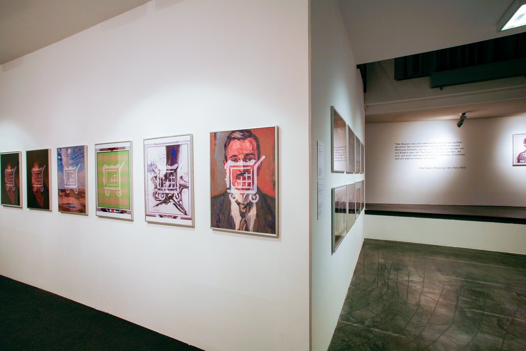 Das Foto zeigt das Untergeschoss des Edith-Russ-Hauses mit der Ausstellungsansicht Cornelia Sollfrank: Originale und andere Fälschungen. Foto Christoph Irrgang © Edith-Russ-Haus