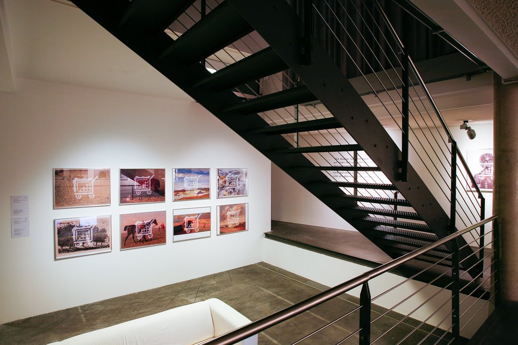 Das Foto zeigt das Untergeschoss des Edith-Russ-Hauses mit der Ausstellungsansicht Cornelia Sollfrank: Originale und andere Fälschungen. Foto Christoph Irrgang © Edith-Russ-Haus