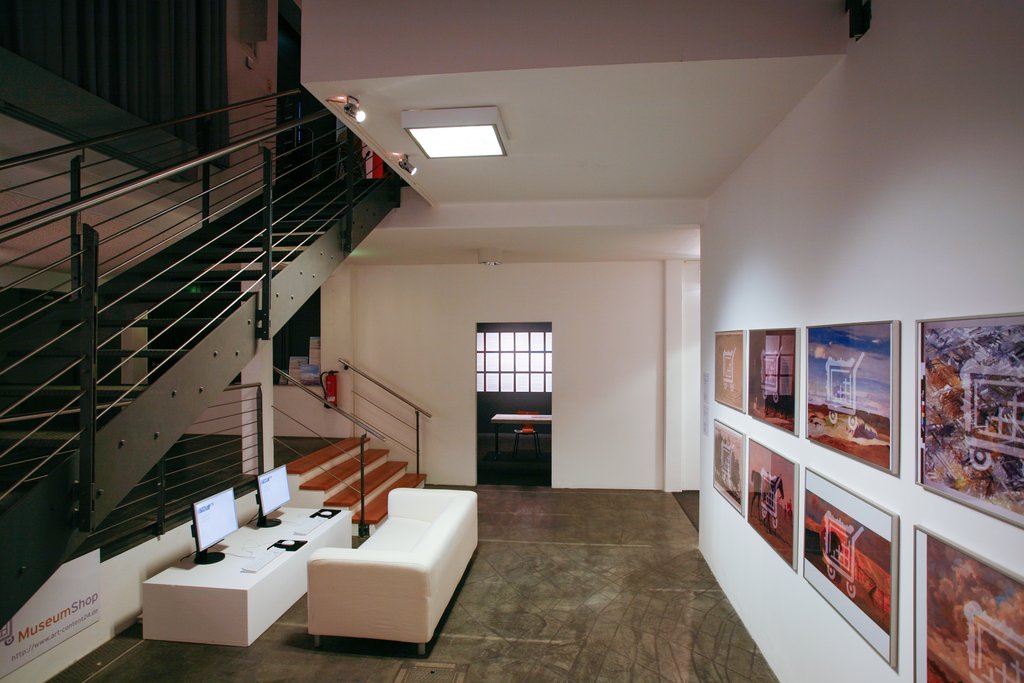 Das Foto zeigt das Untergeschoss des Edith-Russ-Hauses mit der Ausstellungsansicht Cornelia Sollfrank: Originale und andere Fälschungen. Foto Christoph Irrgang © Edith-Russ-Haus
