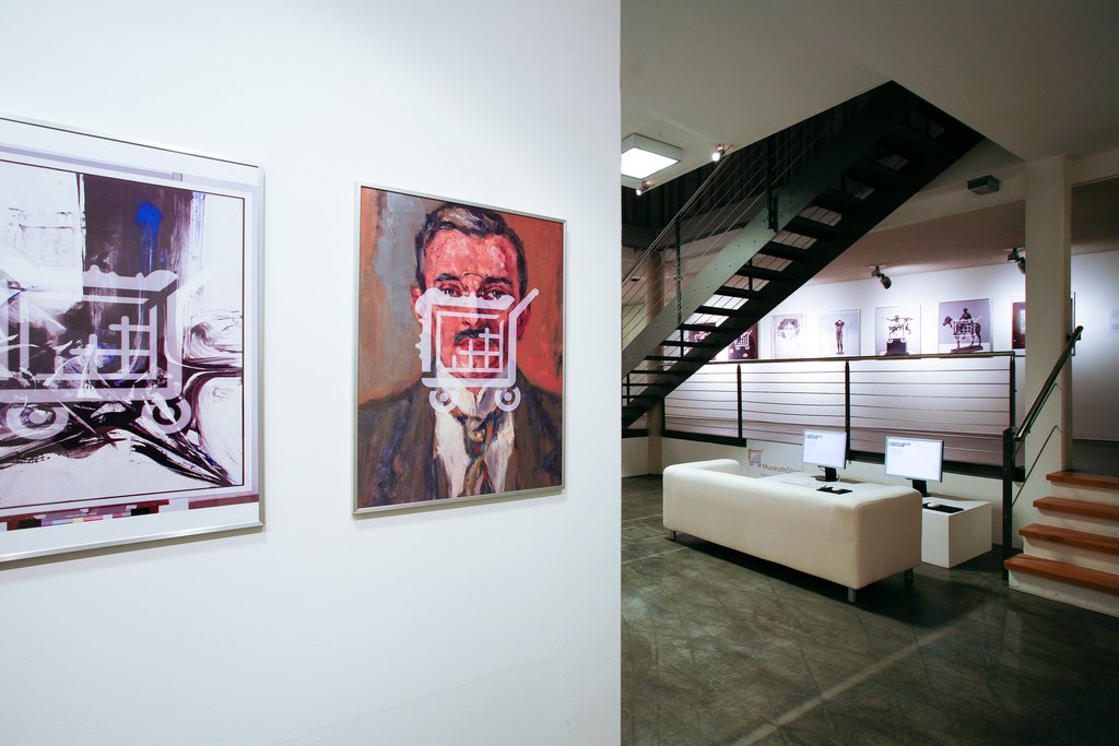 Das Foto zeigt das Untergeschoss des Edith-Russ-Hauses mit der Ausstellungsansicht Cornelia Sollfrank: Originale und andere Fälschungen. Foto Christoph Irrgang © Edith-Russ-Haus