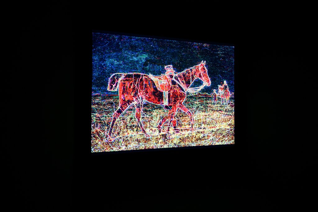Das Foto zeigt das Untergeschoss des Edith-Russ-Hauses mit dem Kunstwerk von Cornelia Sollfrank: Differenzbild. Foto Christoph Irrgang © Edith-Russ-Haus