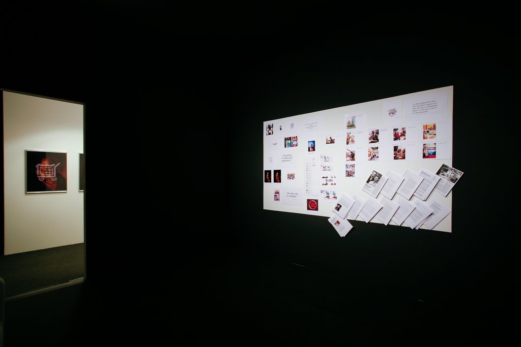 Das Foto zeigt das Untergeschoss des Edith-Russ-Hauses mit der Ausstellungsansicht Cornelia Sollfrank: Originale und andere Fälschungen. Foto Christoph Irrgang © Edith-Russ-Haus