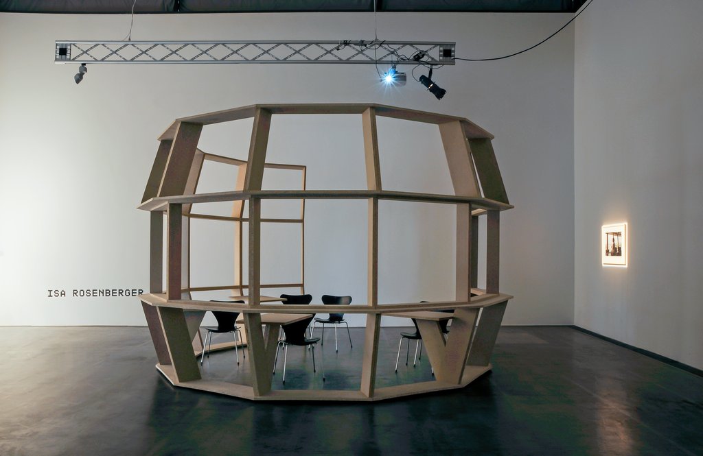 Das Foto zeigt das Obergeschoss des Edith-Russ-Hauses mit der Ausstellungsansicht Isa Rosenberger / Nira Pereg. Foto Franz J Wamhof © Edith-Russ-Haus