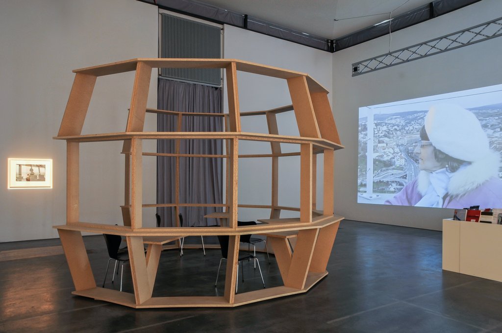 Das Foto zeigt das Obergeschoss des Edith-Russ-Hauses mit der Ausstellungsansicht Isa Rosenberger / Nira Pereg. Foto Franz J Wamhof © Edith-Russ-Haus