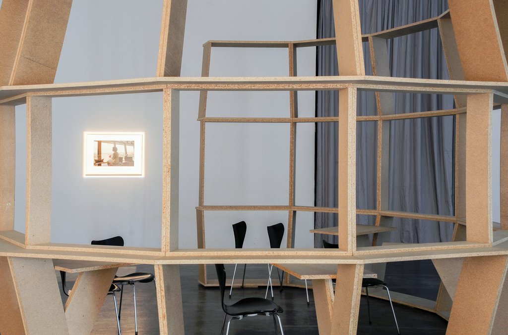Das Foto zeigt das Obergeschoss des Edith-Russ-Hauses mit dem Kunstwerk von Isa Rosenberger: Novy Most. Foto Franz J Wamhof © Edith-Russ-Haus
