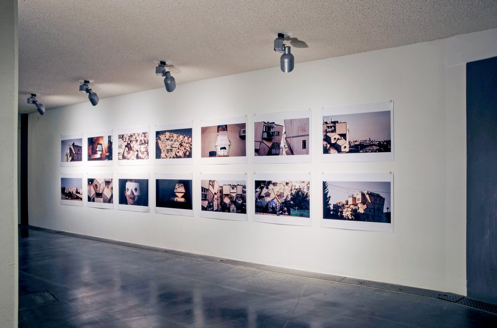 Das Foto zeigt das Untergeschoss des Edith-Russ-Hauses mit dem Kunstwerk von Nira Pereg: Location 8. Foto Franz J Wamhof © Edith-Russ-Haus