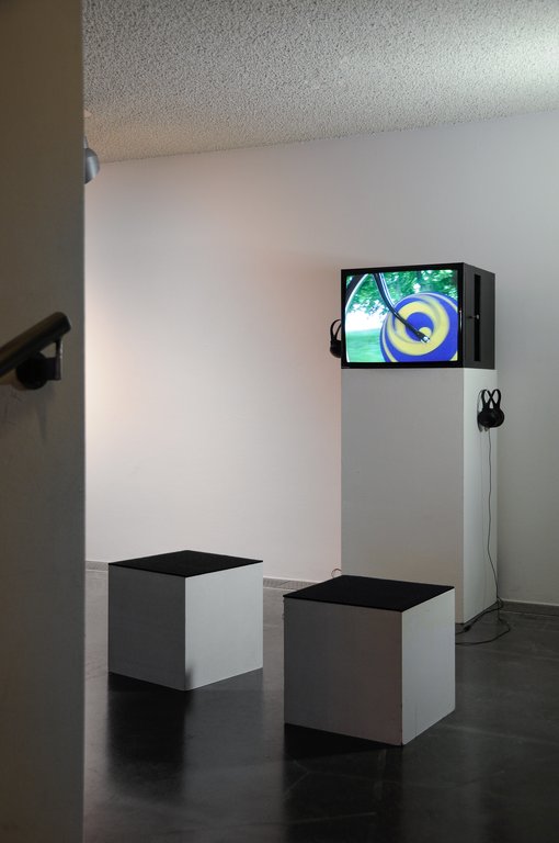 Das Foto zeigt das Untergeschoss des Edith-Russ-Hauses mit dem Kunstwerk von Guy Ben-Ner: I'd give it to you if I could but I borrowed it. Foto Franz J Wamhof © Edith-Russ-Haus