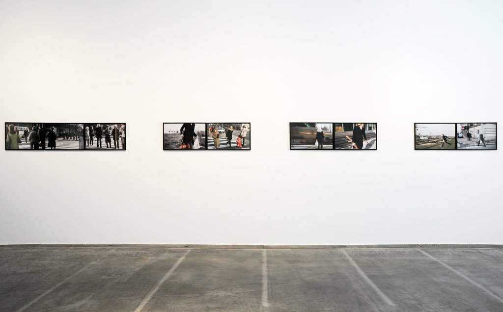 Das Foto zeigt das Obergeschoss des Edith-Russ-Hauses mit dem Kunstwerk von Milica Tomic: One day, instead of one night, a burst of machine-gun fire will flash, if light cannot come otherwise. Foto Franz J Wamhof © Edith-Russ-Haus