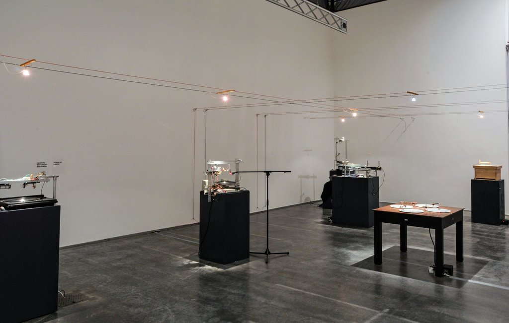 The photo shows the upper floor of the Edith Russ House with the Ausstellungsansicht Paul DeMarinis: Formen, Spuren, Löschungen. Photo Franz J Wamhof © Edith-Russ-Haus