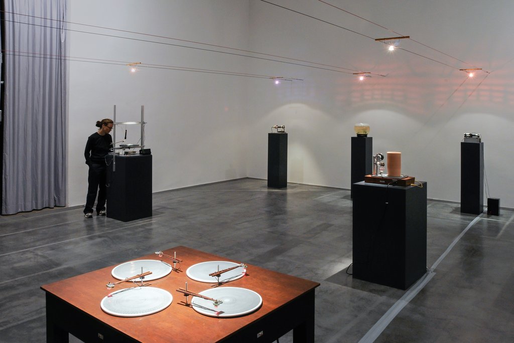 The photo shows the upper floor of the Edith Russ House with the Ausstellungsansicht Paul DeMarinis: Formen, Spuren, Löschungen. Photo Franz J Wamhof © Edith-Russ-Haus