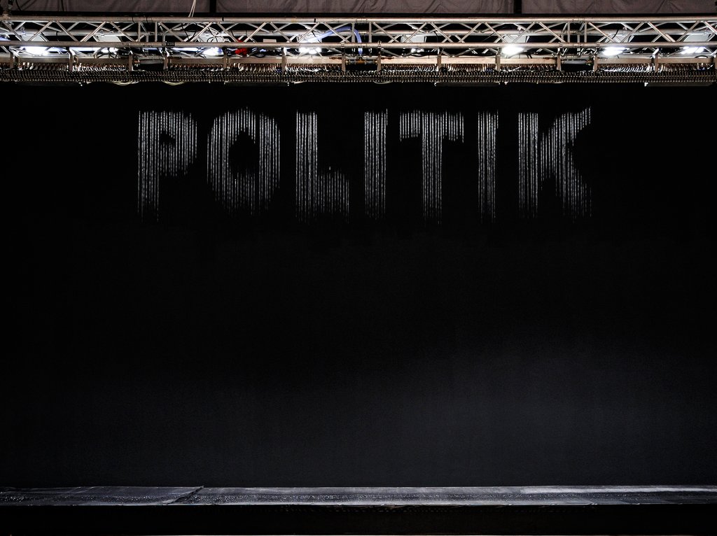 Das Foto zeigt das Obergeschoss des Edith-Russ-Hauses mit dem Kunstwerk von Julius Popp: bitfall. Foto Franz J Wamhof © Edith-Russ-Haus