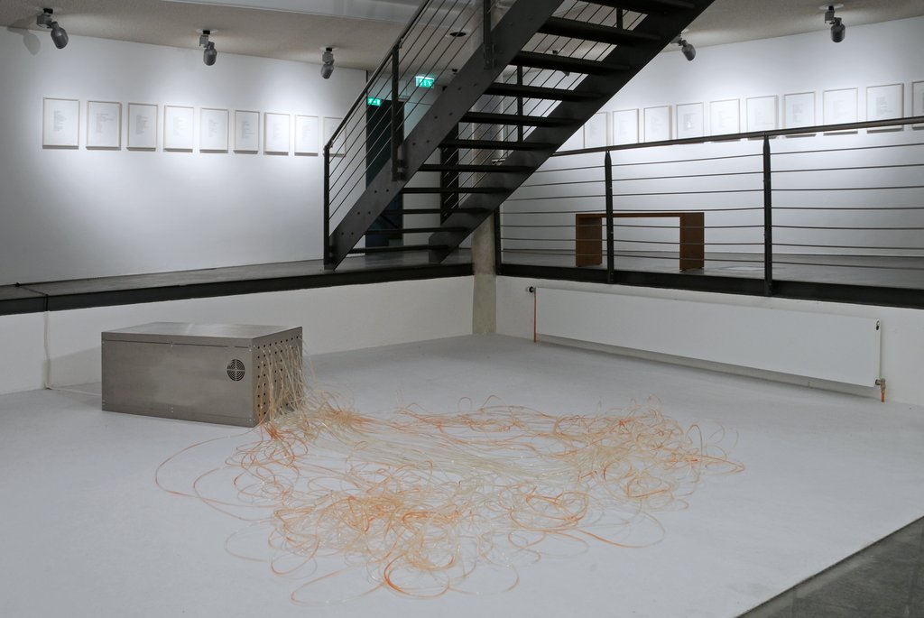 Das Foto zeigt das Untergeschoss des Edith-Russ-Hauses mit der Ausstellungsansicht Julius Popp: Selected Words. Foto Franz J Wamhof © Edith-Russ-Haus