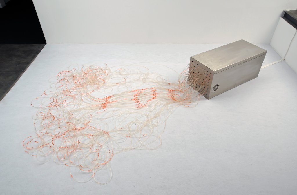 Das Foto zeigt das Untergeschoss des Edith-Russ-Hauses mit dem Kunstwerk von Julius Popp: bitflow. Foto Franz J Wamhof © Edith-Russ-Haus