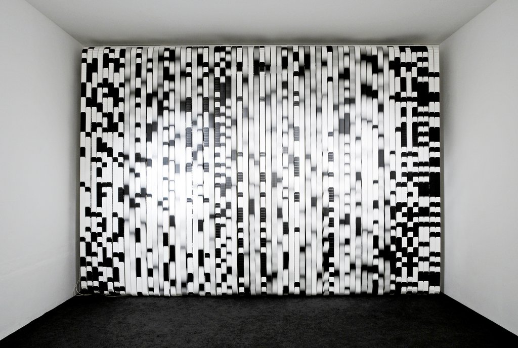 Das Foto zeigt das Untergeschoss des Edith-Russ-Hauses mit dem Kunstwerk von Julius Popp: bitcode. Foto Franz J Wamhof © Edith-Russ-Haus
