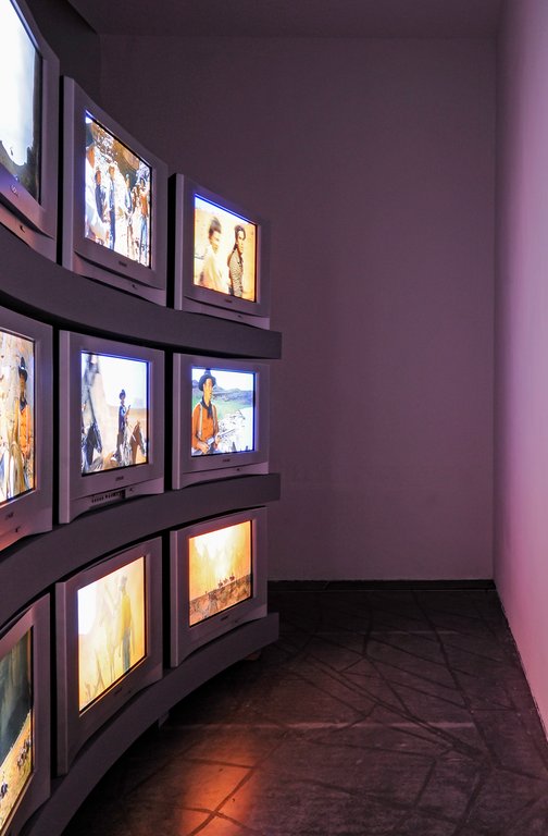 The photo shows the basement of the Edith Russ House with the artwork by Spencer Finch: West (Sunset in My Motel Room, Monument Valley). Photo Franz J Wamhof © Edith-Russ-Haus
