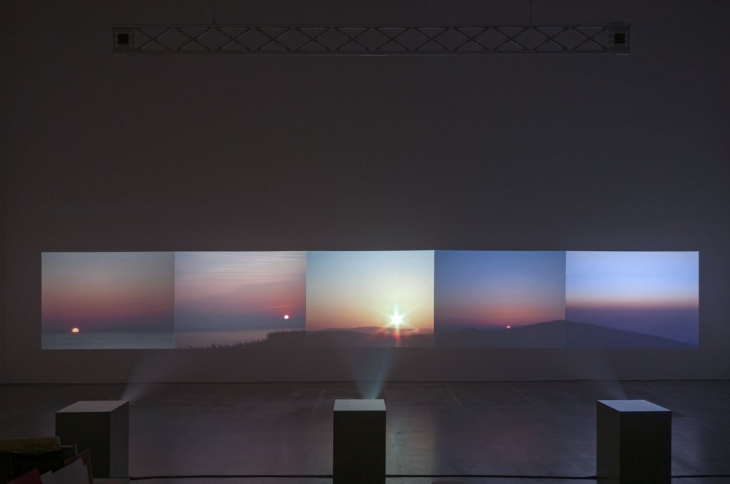 Das Foto zeigt das Obergeschoss des Edith-Russ-Hauses mit dem Kunstwerk von Claudia Kapp: Rising Set (The Dark Hours of the Sun). Foto Franz J Wamhof © Edith-Russ-Haus
