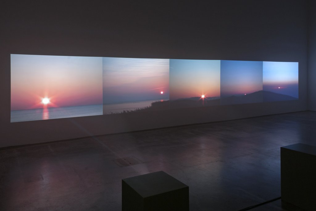 Das Foto zeigt das Obergeschoss des Edith-Russ-Hauses mit dem Kunstwerk von Claudia Kapp: Rising Set (The Dark Hours of the Sun). Foto Franz J Wamhof © Edith-Russ-Haus