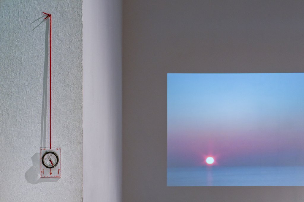 Das Foto zeigt das Obergeschoss des Edith-Russ-Hauses mit dem Kunstwerk von Claudia Kapp: Rising Set (The Dark Hours of the Sun). Foto Franz J Wamhof © Edith-Russ-Haus