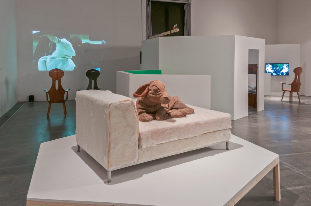 Das Foto zeigt das Obergeschoss des Edith-Russ-Hauses mit dem Kunstwerk von Ute Hoerner, Mathias Antlfinger: Factory Farm. Foto Franz J Wamhof © Edith-Russ-Haus