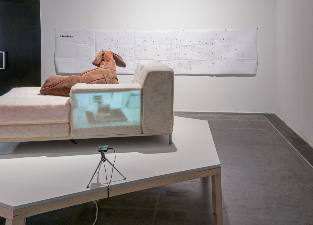 Das Foto zeigt das Obergeschoss des Edith-Russ-Hauses mit dem Kunstwerk von Ute Hoerner, Mathias Antlfinger: Factory Farm. Foto Franz J Wamhof © Edith-Russ-Haus