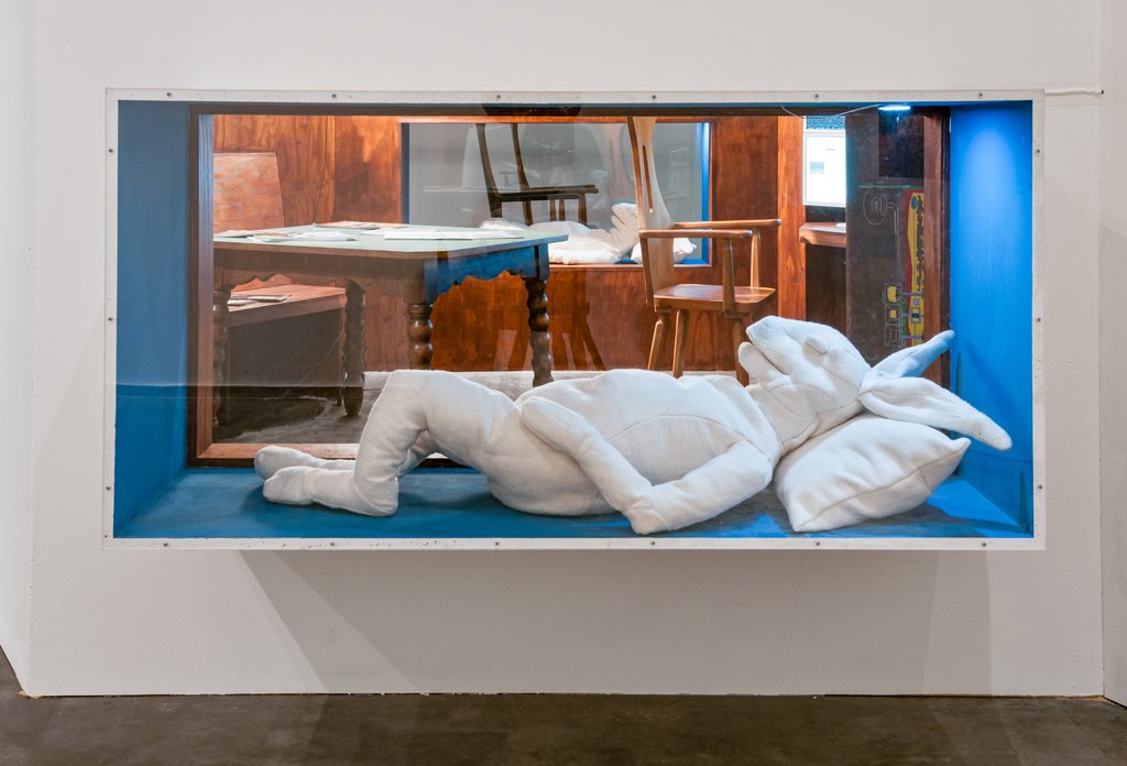 Das Foto zeigt das Obergeschoss des Edith-Russ-Hauses mit dem Kunstwerk von Ute Hoerner, Mathias Antlfinger: Factory Farm. Foto Franz J Wamhof © Edith-Russ-Haus