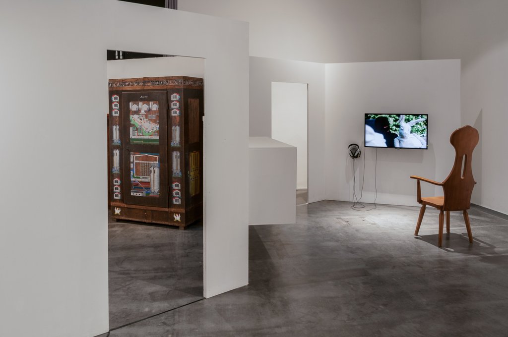 Das Foto zeigt das Obergeschoss des Edith-Russ-Hauses mit dem Kunstwerk von Ute Hoerner, Mathias Antlfinger: Factory Farm. Foto Franz J Wamhof © Edith-Russ-Haus