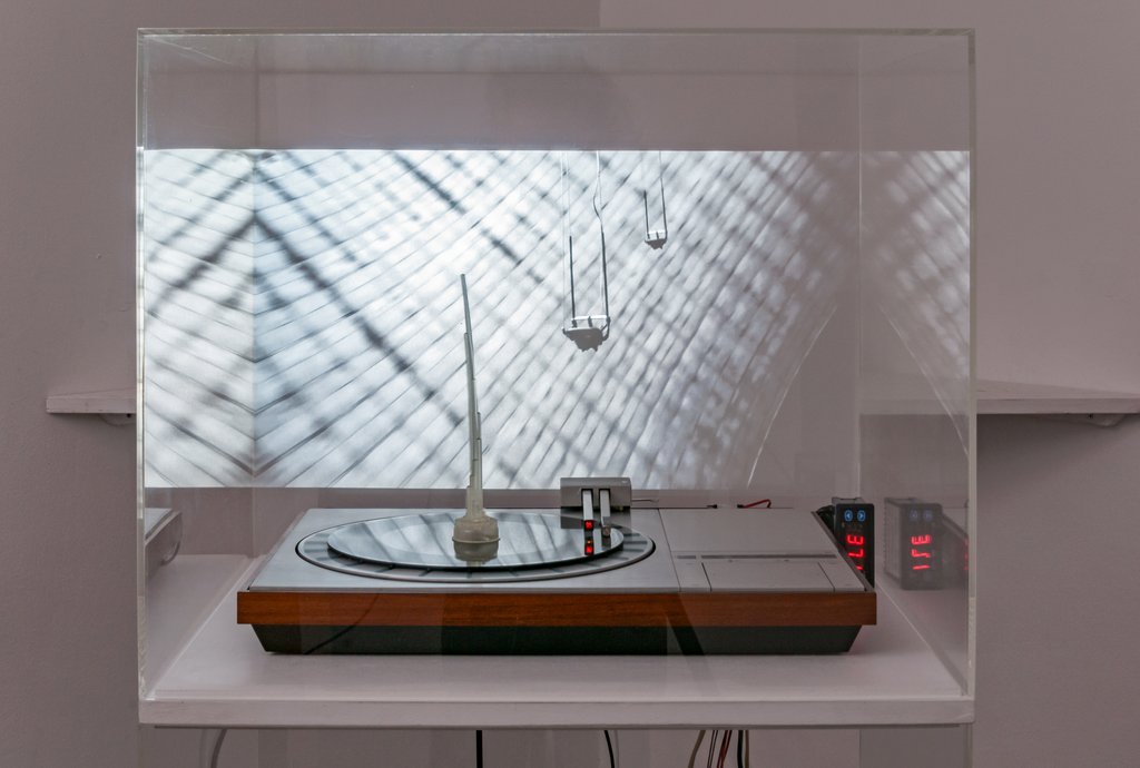 Das Foto zeigt das Untergeschoss des Edith-Russ-Hauses mit dem Kunstwerk von Ute Hoerner, Mathias Antlfinger: Dream Water Wonderland. Foto Franz J Wamhof © Edith-Russ-Haus